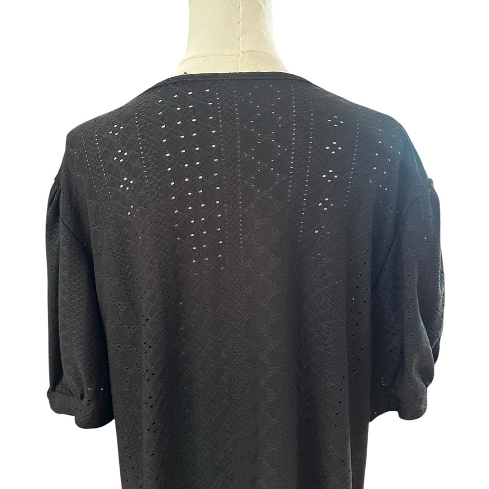 Women's 1X / 2X Black Eyelet Short Sleeve Lace V-Neck PLUS Curvy Stretch Blouse - Picture 6 of 7